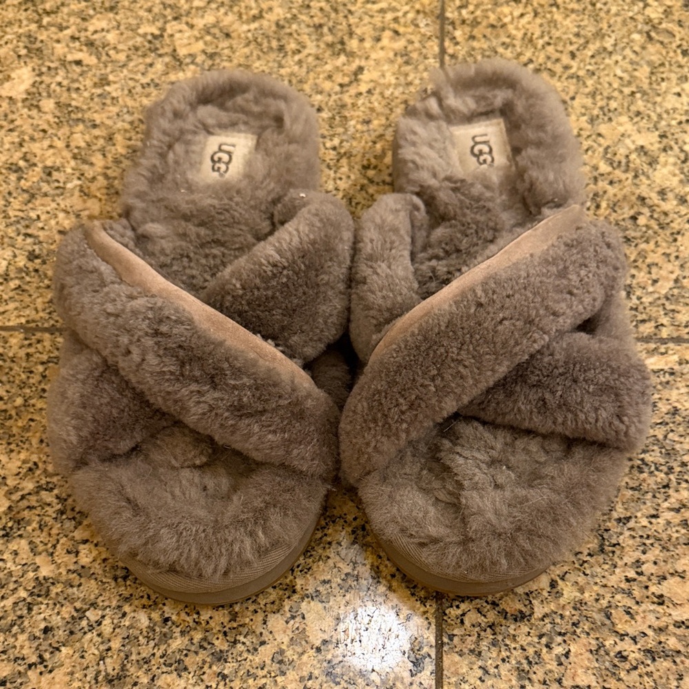 UGG Scuffita Plush Gray Cross-Band Slippers